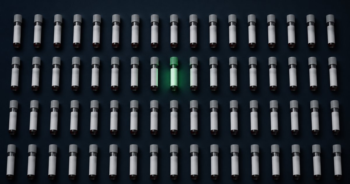 Tubes de prélèvement sanguin alignés sur fond clair, illustrant un bilan biologique très étendu