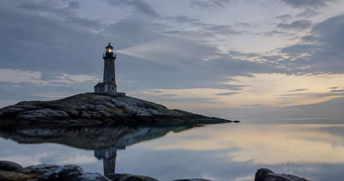 Phare balayant une mer redevenue parfaitement calme au lever du jour, image d'un système d'alerte encore en marche après le passage de la menace