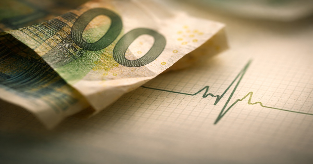 Illustration du coût économique du Covid long : bureau, chiffres, silhouette féminine fatiguée