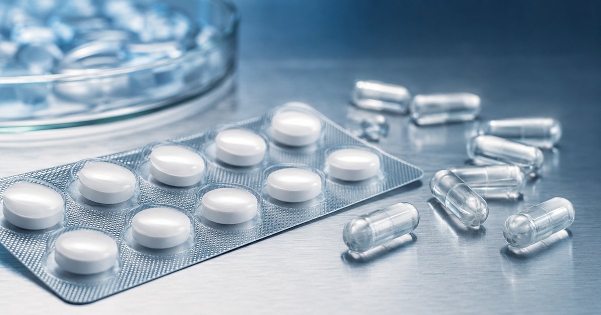 Comprimés et représentation moléculaire de l'acétylcholine, symbolisant les anticholinestérasiques