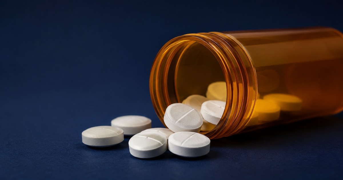 Flacon de comprimés pharmaceutiques évoquant un traitement minéralocorticoïde de la dysautonomie