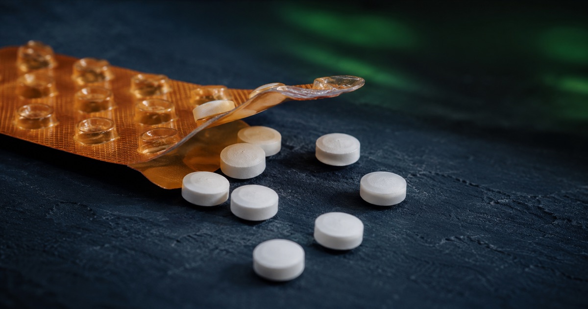 Comprimés et flacon pharmaceutique évoquant un traitement bradycardisant de la dysautonomie