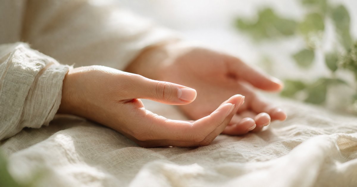 Représentation abstraite d'un réseau neuronal et d'une molécule sur fond épuré — recherche clinique Covid long