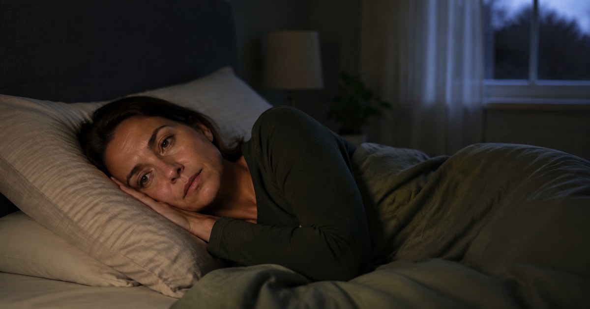 Photographie d'une personne éveillée dans son lit la nuit, illustrant le sommeil non réparateur dans le Covid long