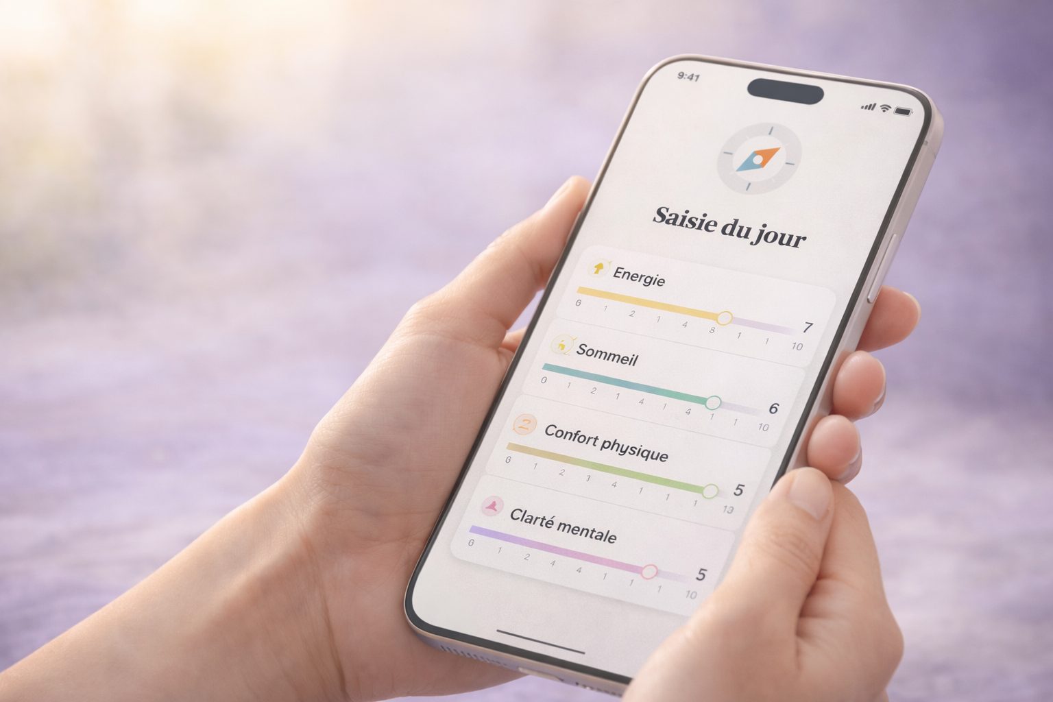 Femme utilisant l'application myBoussole sur son téléphone pour suivre ses symptômes au quotidien